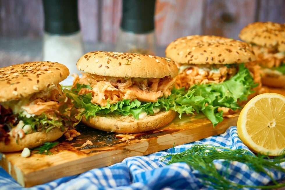 Pulled Lachs Burger Vom Flammlachsbrett - Bergfest BBQ - Rezepte, Shop ...