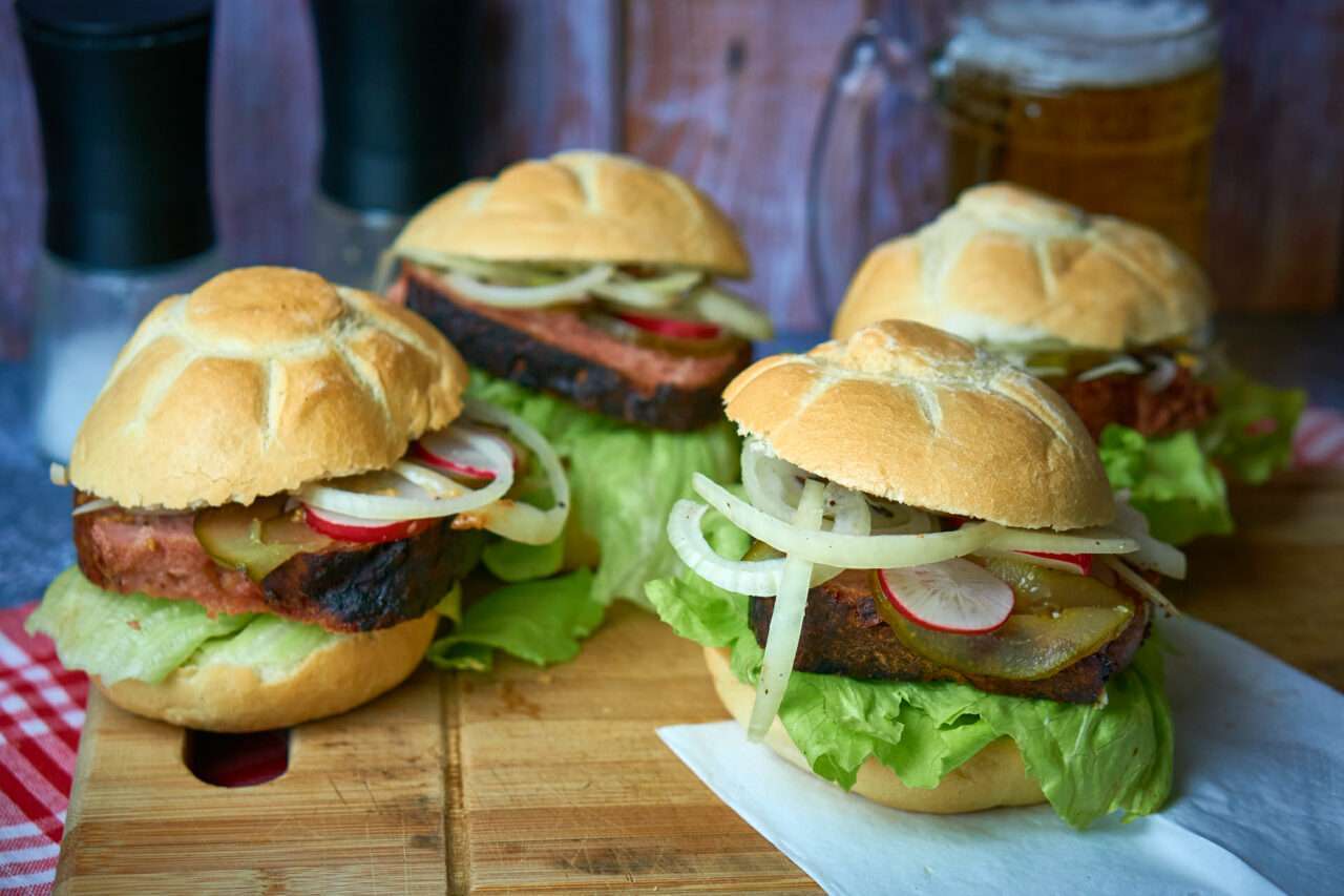 Leberkäse (selbstgemacht) aus dem Dutch Oven an knuspriger Semmel und ...